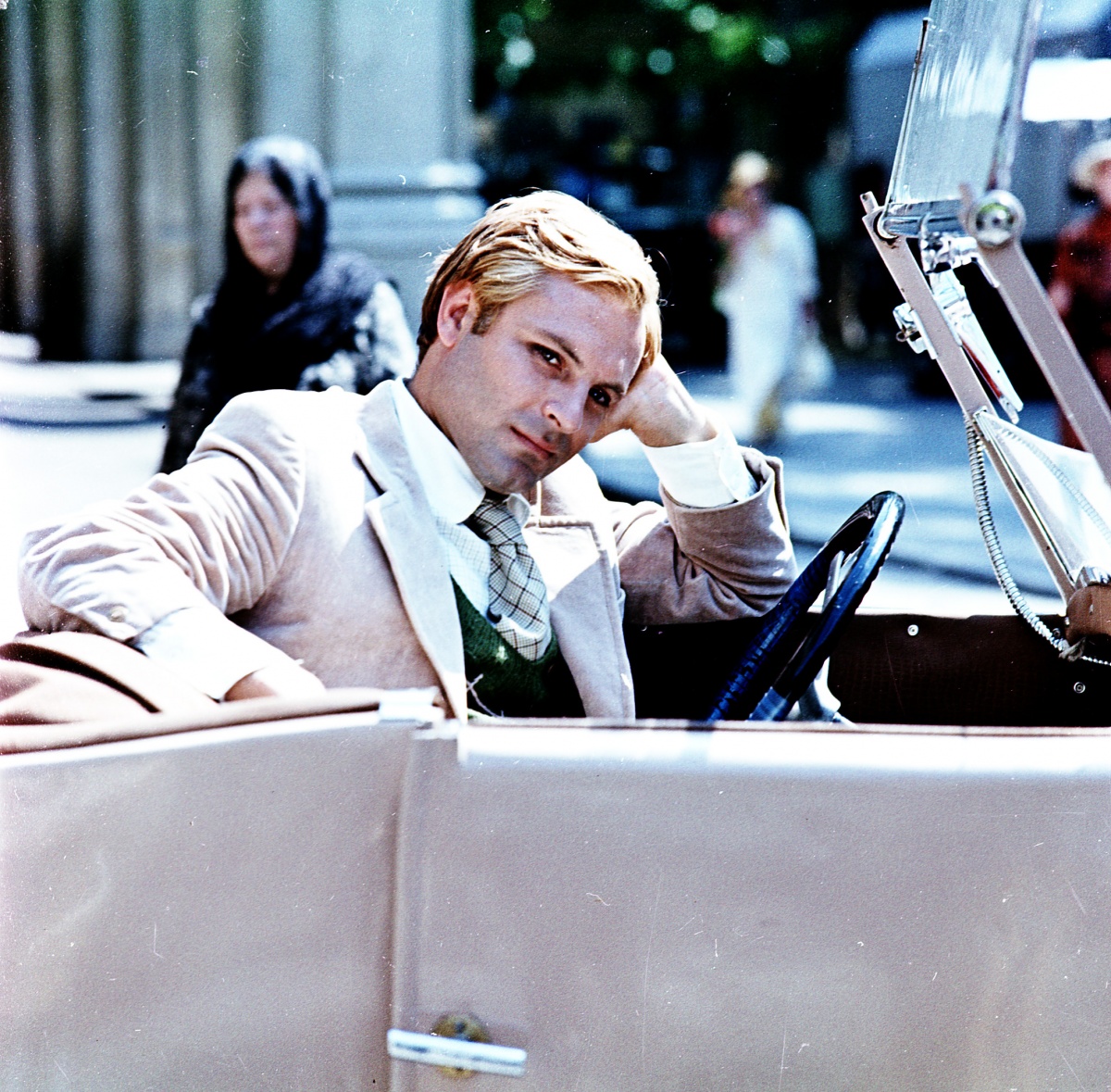 Раба любви (1976)