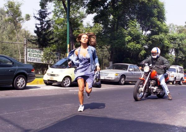 Кадры из Под одной кожей (2003)