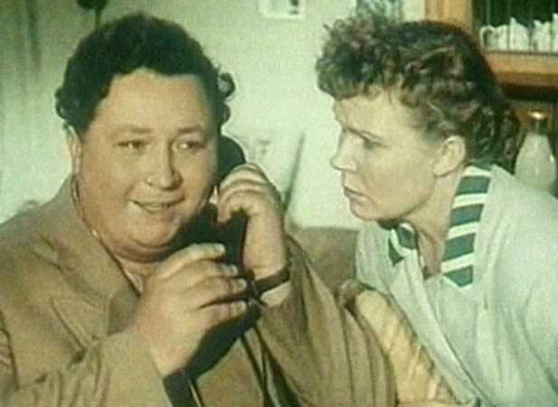 Она вас любит (1957)