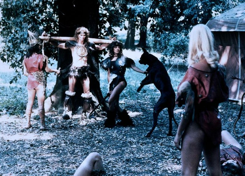 Кадры из Непобедимый Атор (1982)