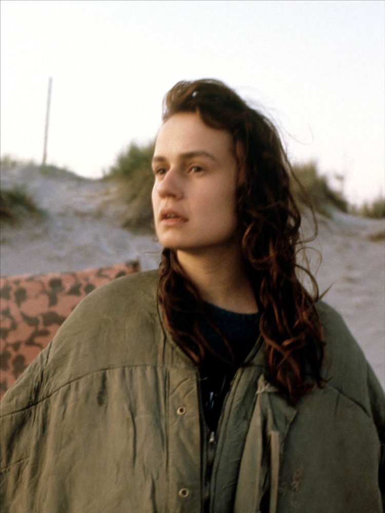 Кадры из Без крыши, вне закона (1985)