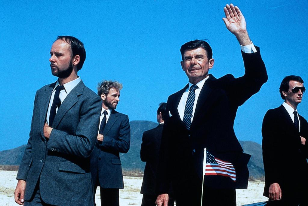 Кадры из Безумная миссия 3: Наш человек с Бонд-стрит (1984)