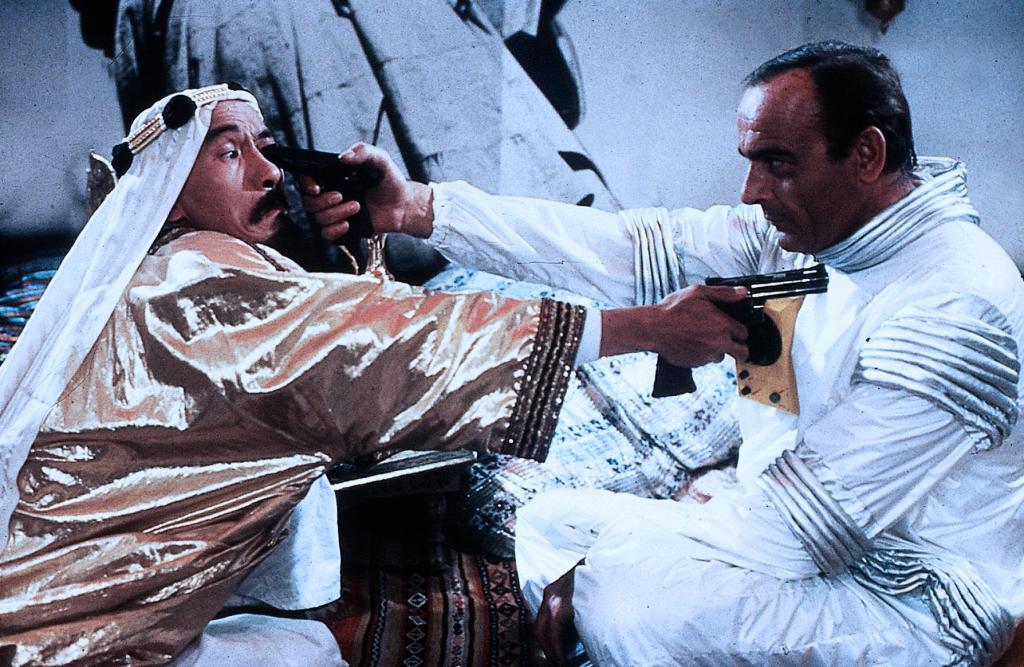 Кадры из Безумная миссия 3: Наш человек с Бонд-стрит (1984)