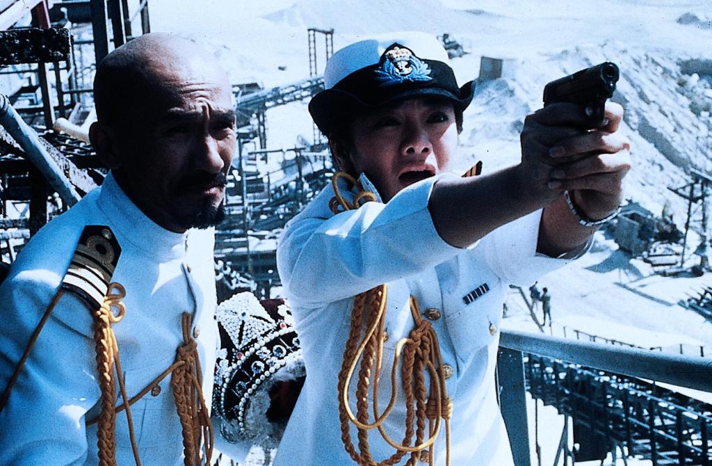 Кадры из Безумная миссия 3: Наш человек с Бонд-стрит (1984)