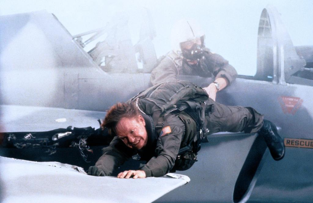 Кадры из Горячие головы (1991)