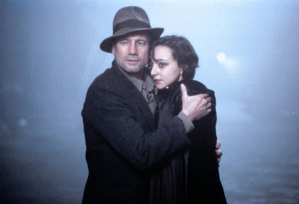 Кадры из Генри и Джун (1990)