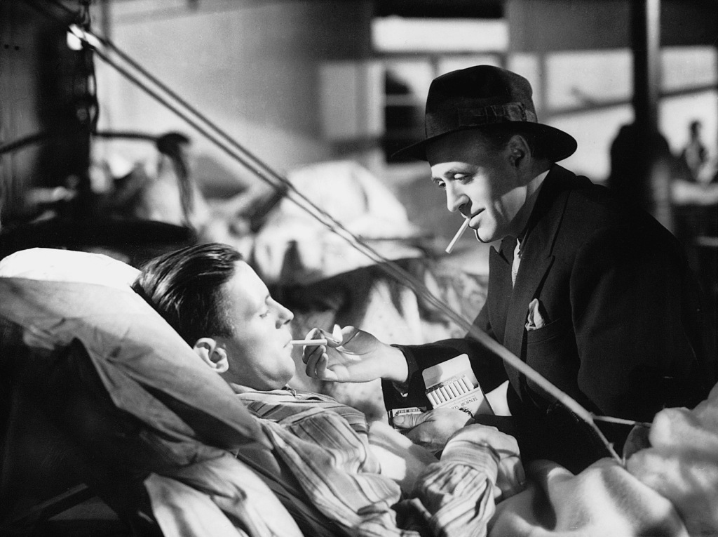 Кадры из Зеленый значит опасность (1946)