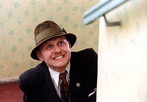 Кадры из Мы должны помогать друг другу (2000)