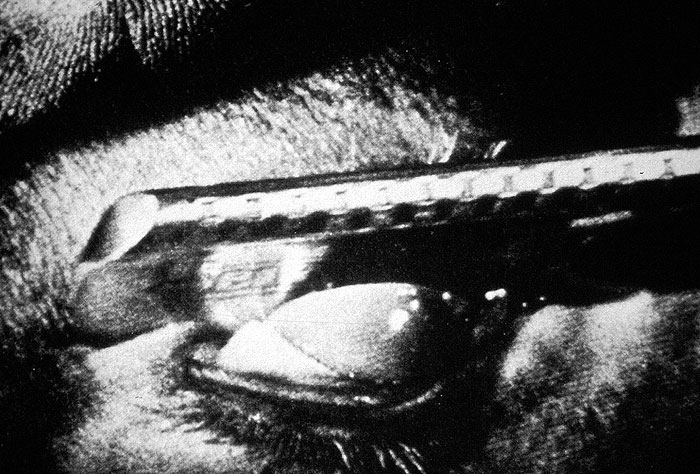 Кадры из Андалузский пес (1929)