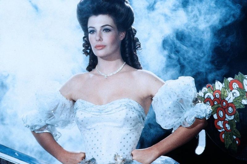 Кадры из Женщина в красном (1984)