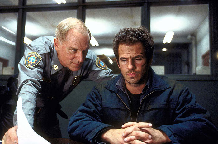 Кадры из Темнота наступает (2003)