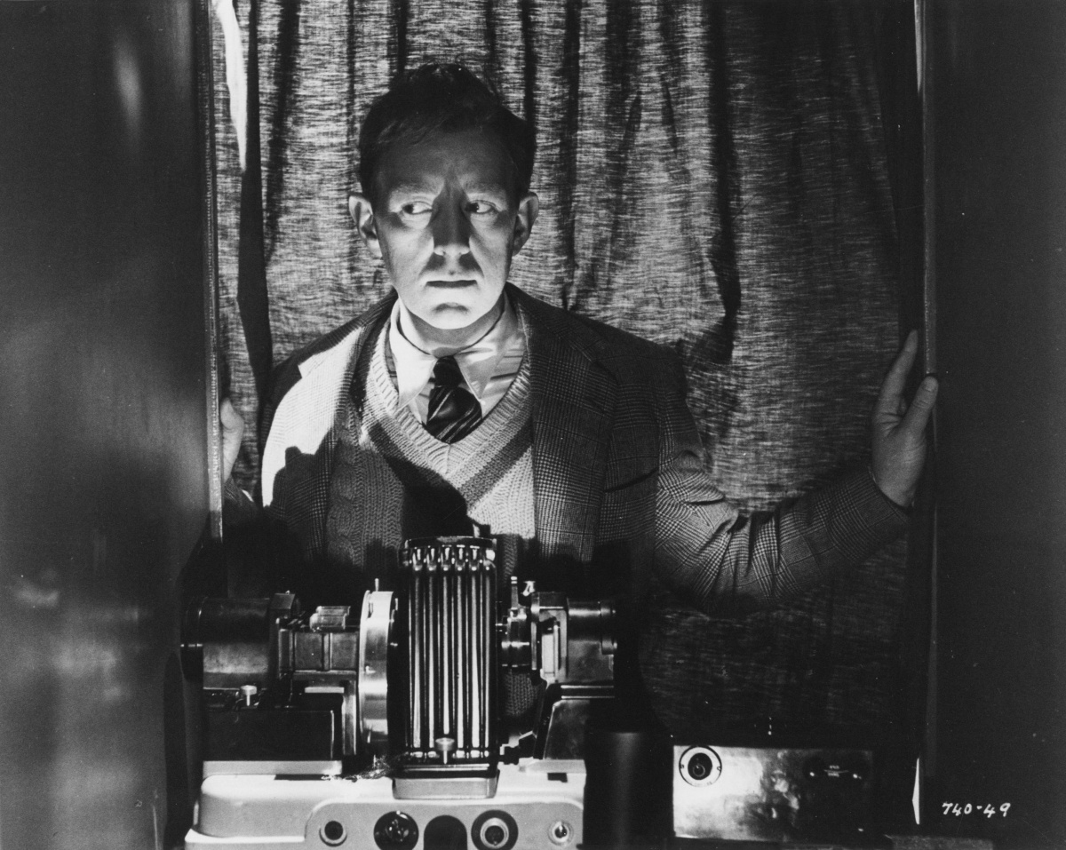 Кадры из Человек в белом костюме (1951)