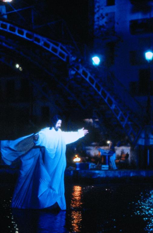 Кадры из Услуга, часы и очень большая рыба (1991)