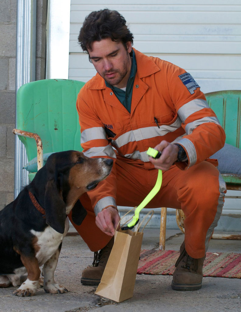 Он, она и попугай (2011)