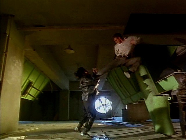 Кадры из Кровавая луна (1999)