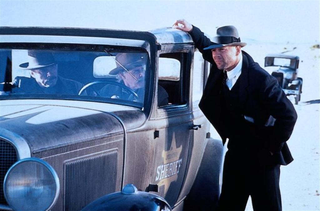 Кадры из Герой-одиночка (1996)