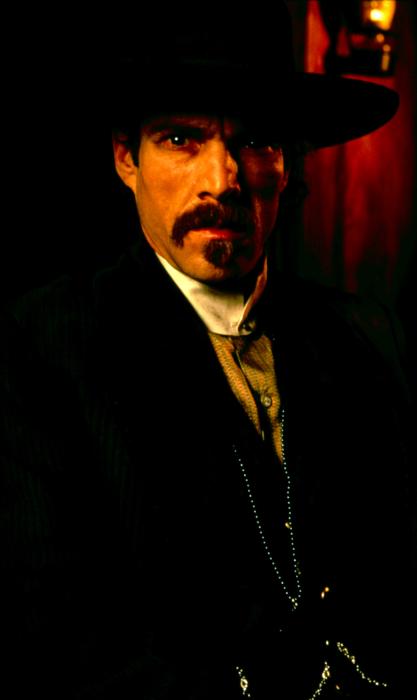 Кадры из Уайатт Эрп (1994)