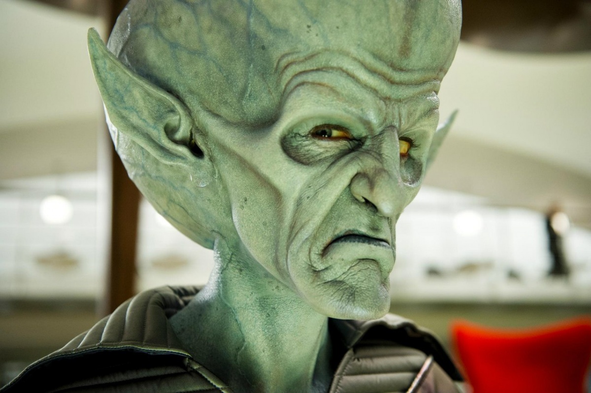 Кадры из Люди в черном 3 (2012)