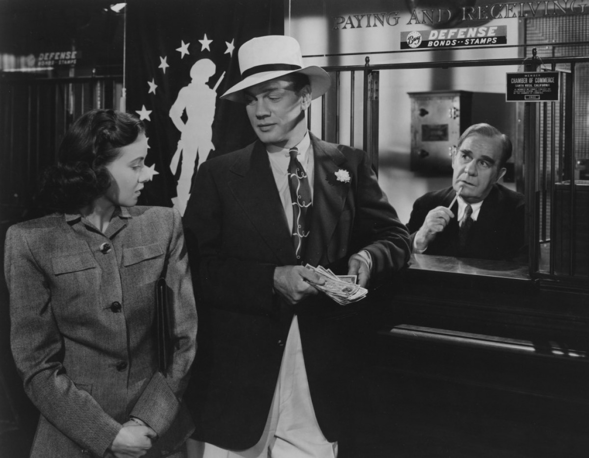 Кадры из Тень сомнения (1943)