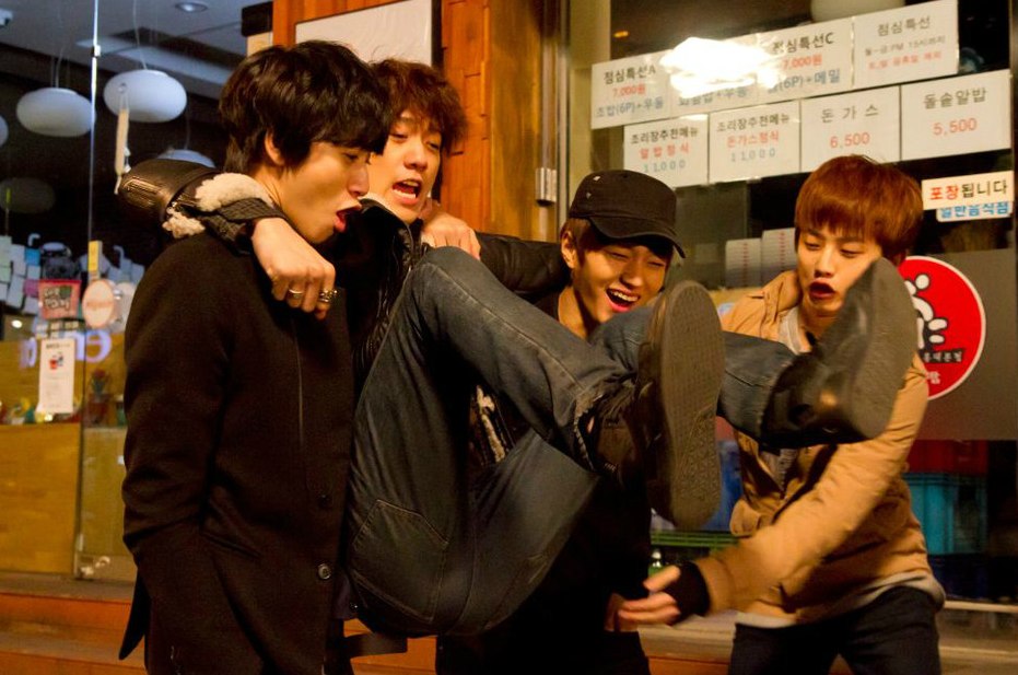 Кадры из Заткнись и играй! (2012)