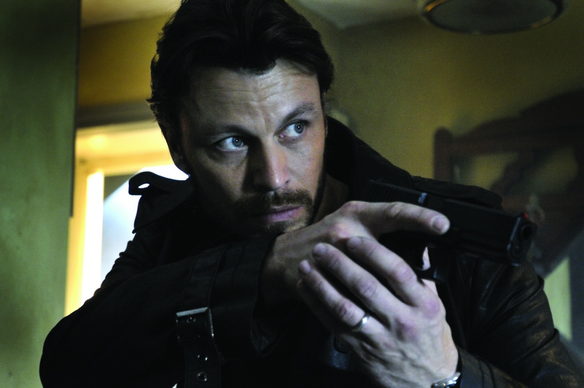 Кадры из Служитель зла (2010)