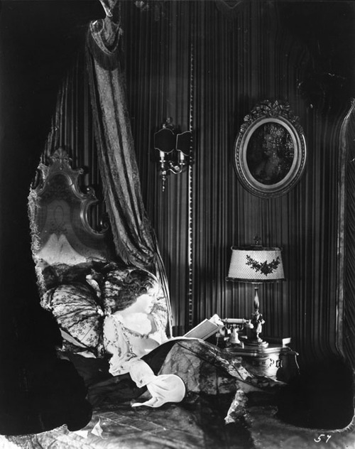 Кадры из Парижанка (1923)