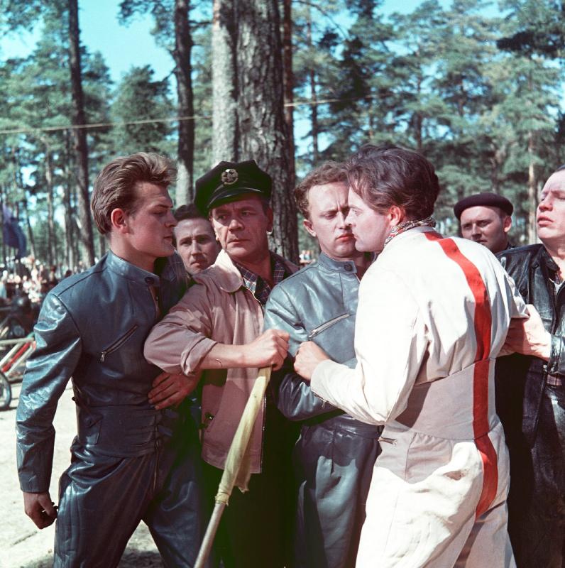 Кадры из Опасные повороты (1961)