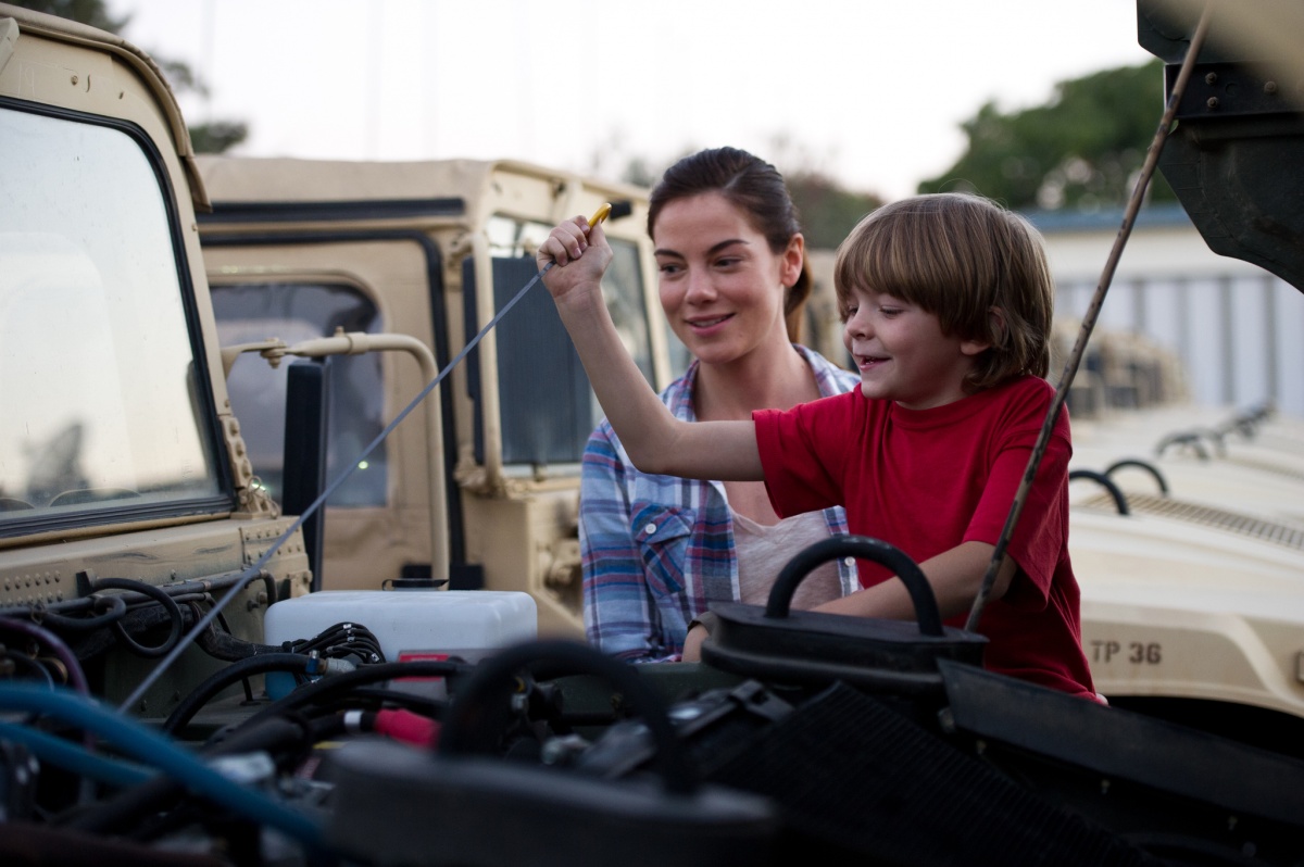 Кадры из Форт Блисс (2014)