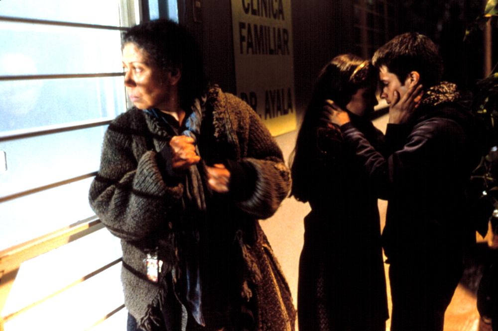 Кадры из Тайна отца Амаро (2002)