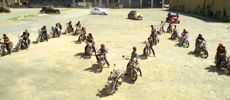 Кадры из 1990: Воины Бронкса (1982)