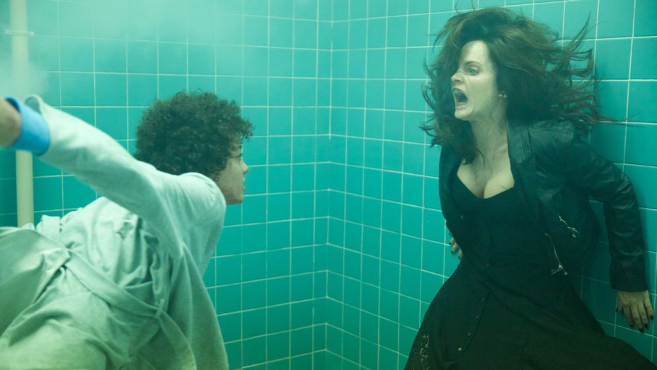 Кадры из К югу от ада (2015)