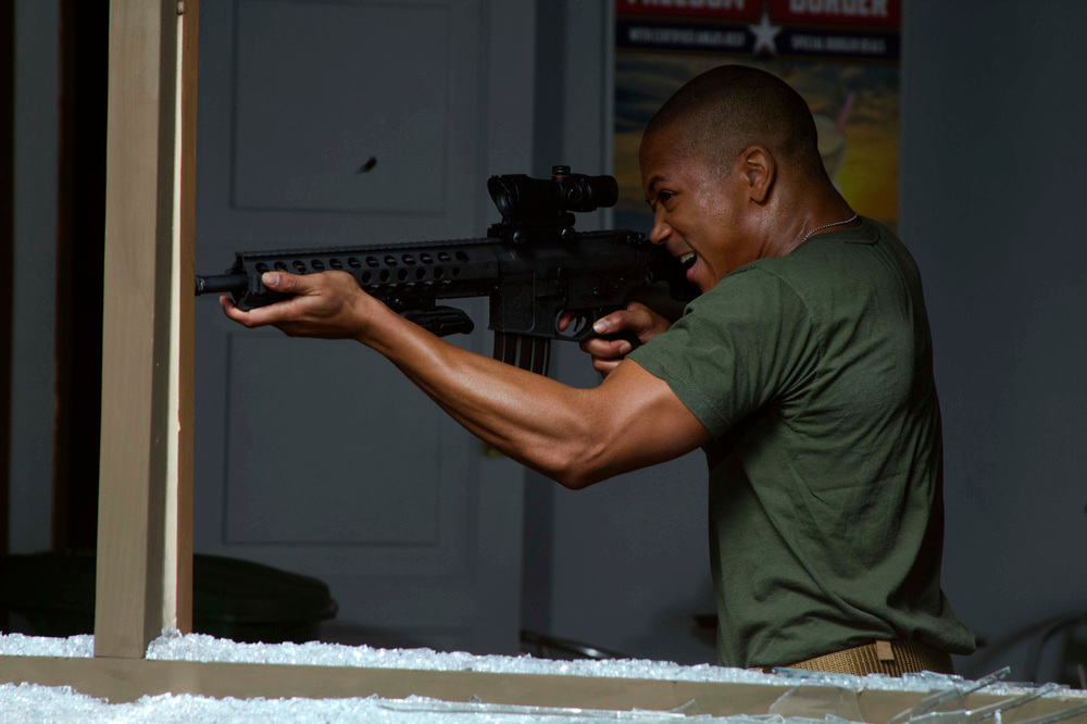 Кадры из Морпехи 3: В осаде (2016)