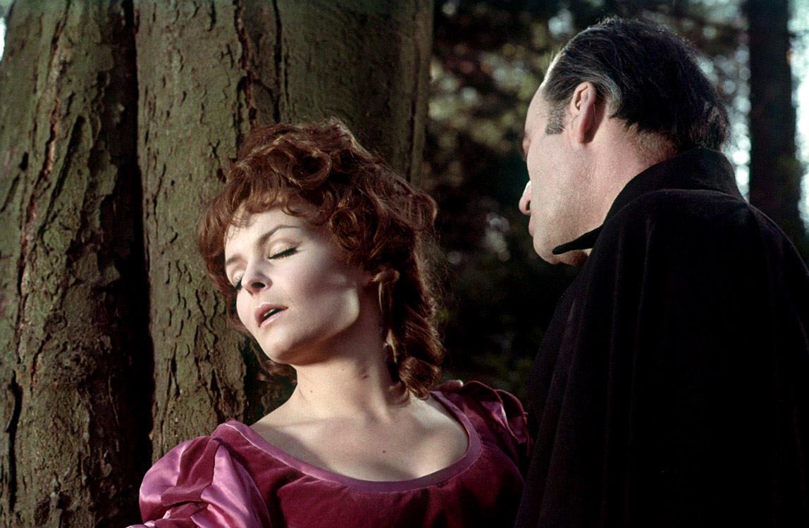 Кадры из Вкус крови Дракулы (1970)