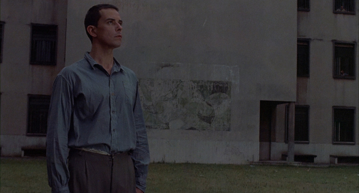 Мужчина, глядящий на юго-восток (1986)