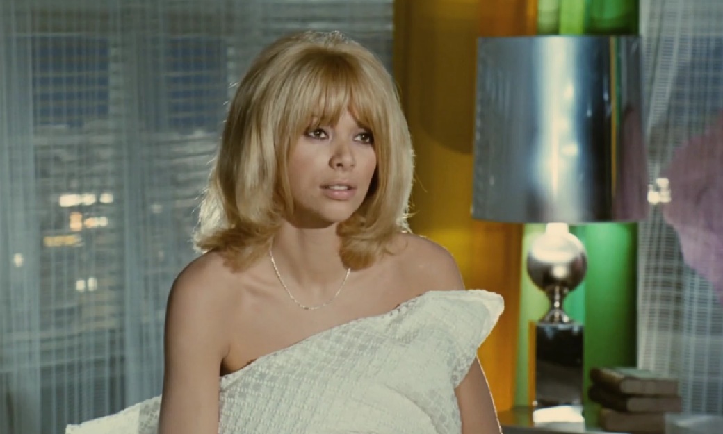 Она не пьет, не курит, не клеит парней, но она... болтает! (1970) Она не пьет, не курит, не клеит парней, но она... болтает! (1970)