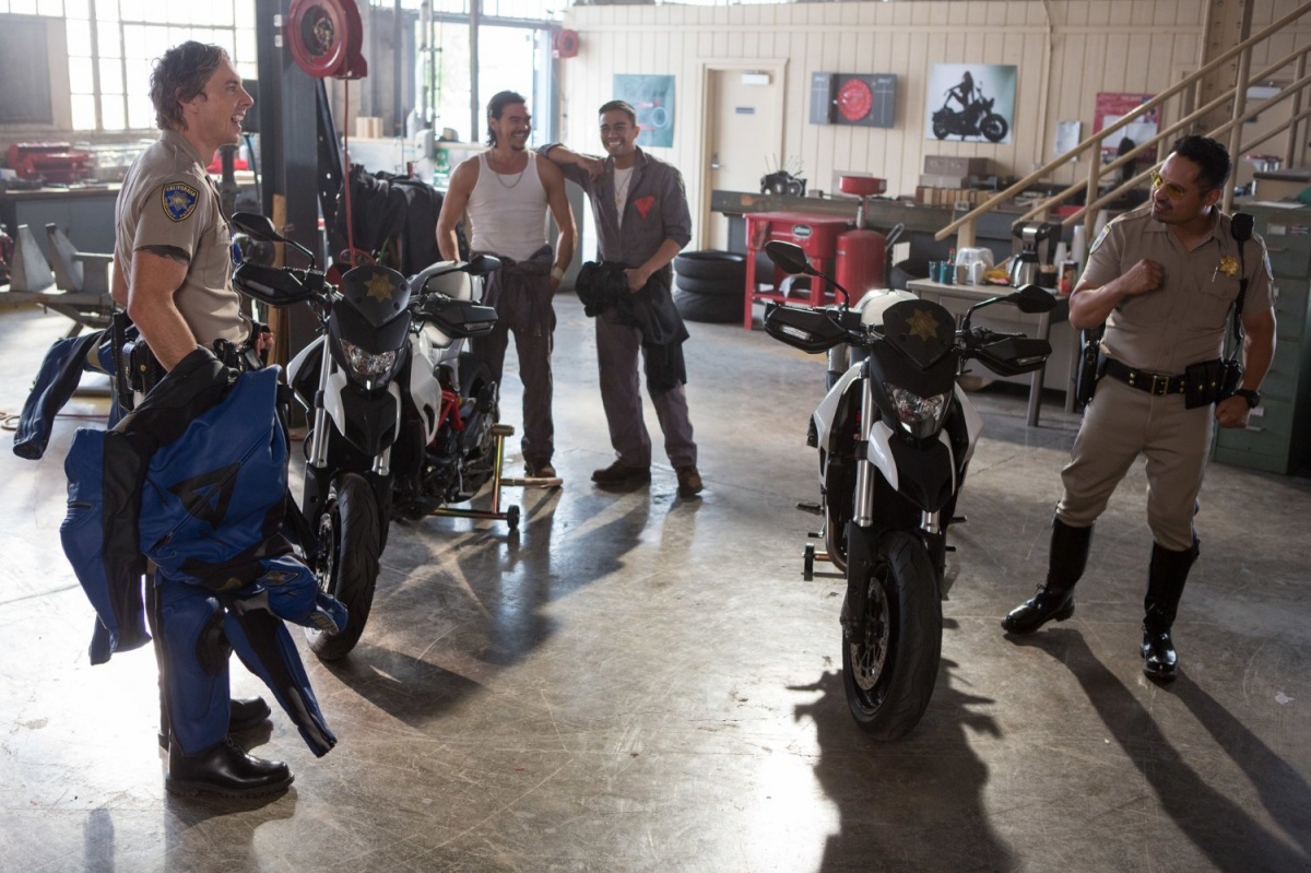 Кадры из Калифорнийский дорожный патруль (2017)