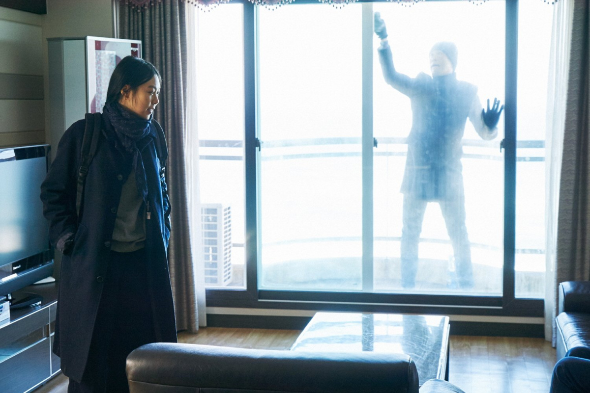 Кадры из Ночью у моря одна (2017)