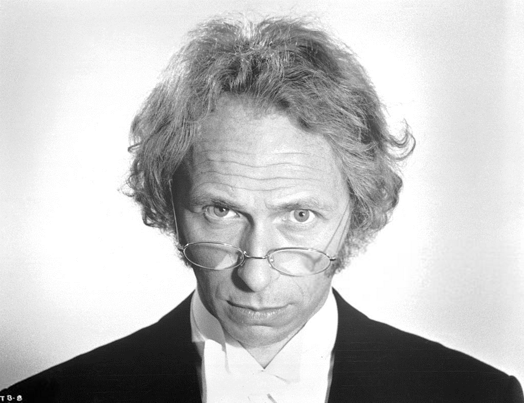 Кадры из Высокий блондин в черном ботинке (1972)