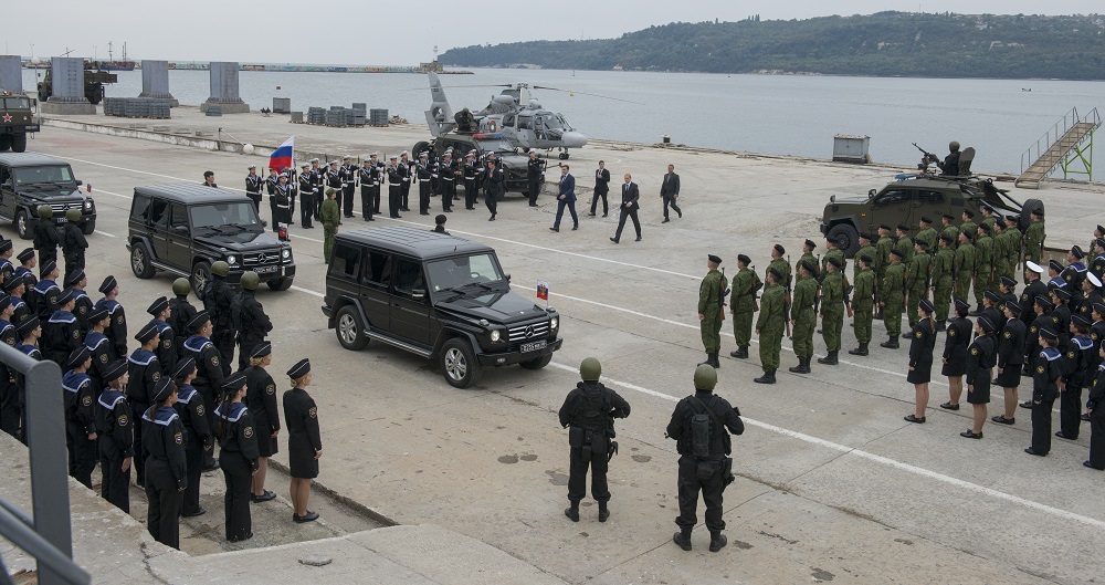 Кадры из Хантер Киллер (2018)