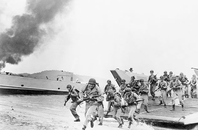 Кадры из Нагие и мертвые (1958)