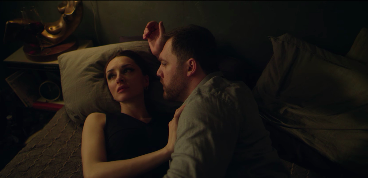 Кадры из В постели (2018)