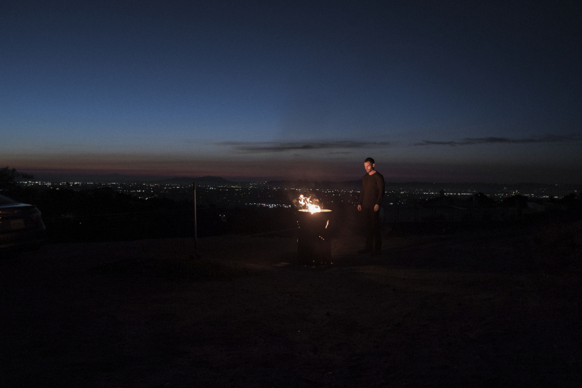 Кадры из Тёмная сторона (2018)