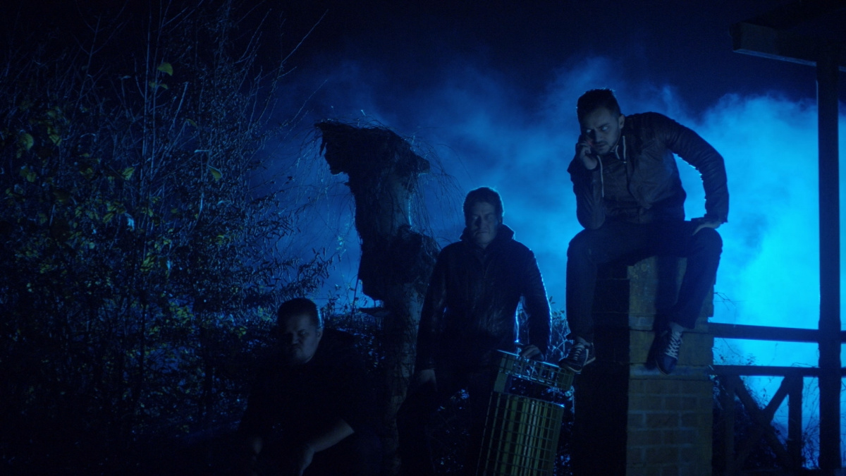 Кадры из Среди теней (2019)