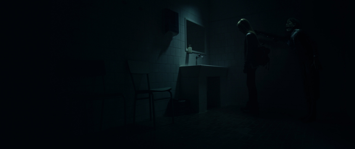 Кадры из Мама: гостья из тьмы (2019)