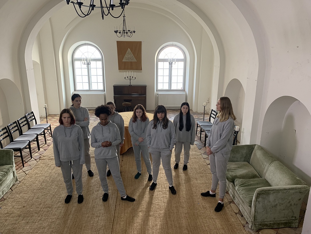 Кадры из В изоляции (2020)