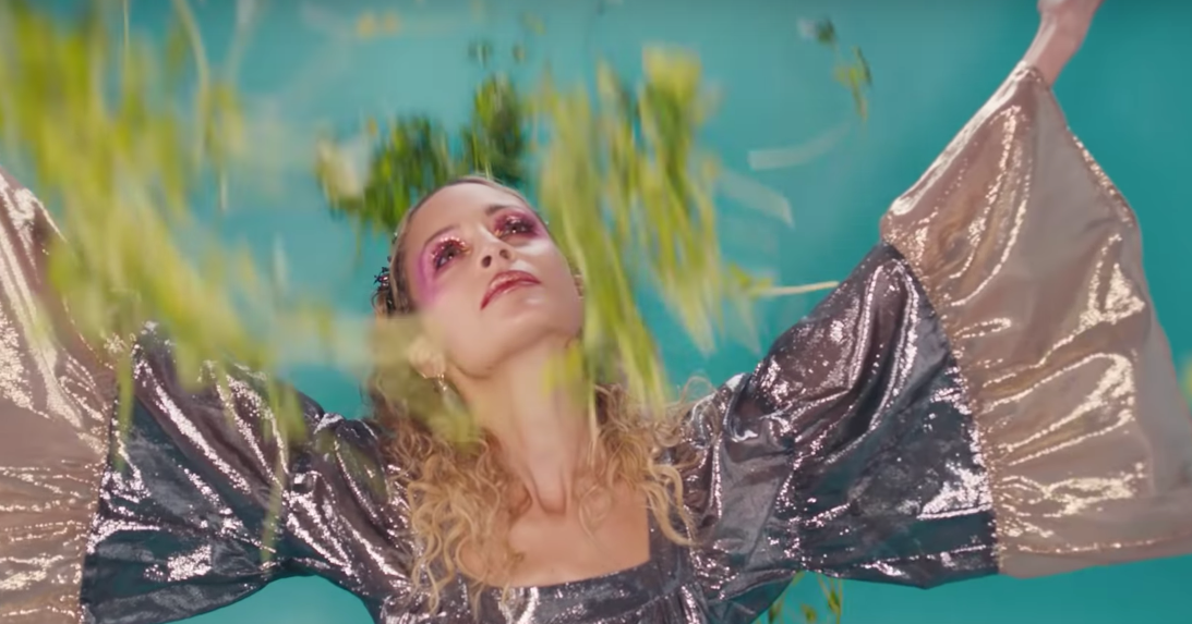 Кадры из Никки Фрэш (2020)