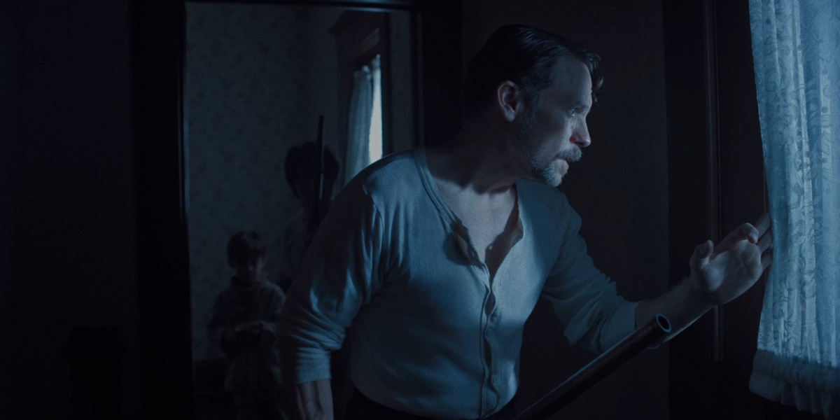 Кадры из За призрачной дверью (2020)