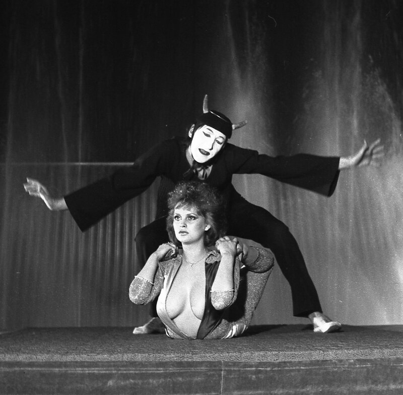 Кадры из Крик дельфина (1987)