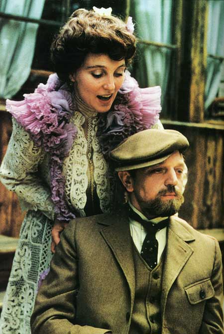 Кадры из Неоконченная пьеса для механического пианино (1977)