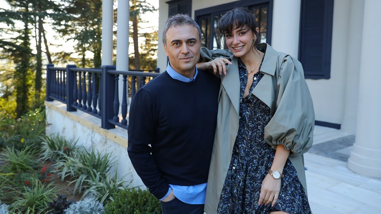 Кадры из Скрывая нашу маму (2021)